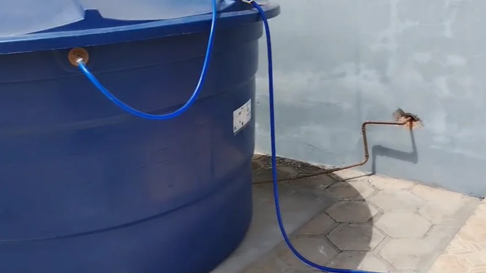 Morador instala bomba e caixa d’água fora de casa para contornar falta de abastecimento em Teresina