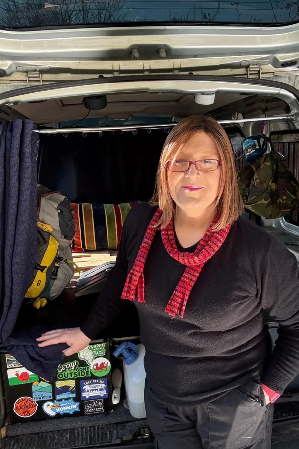 Donna Lloyd disse que recomenda às pessoas com orçamento limitado que comecem simplesmente comprando uma lata de comida extra ao fazer compras de alimentos — Foto: Donna Llyod via BBC