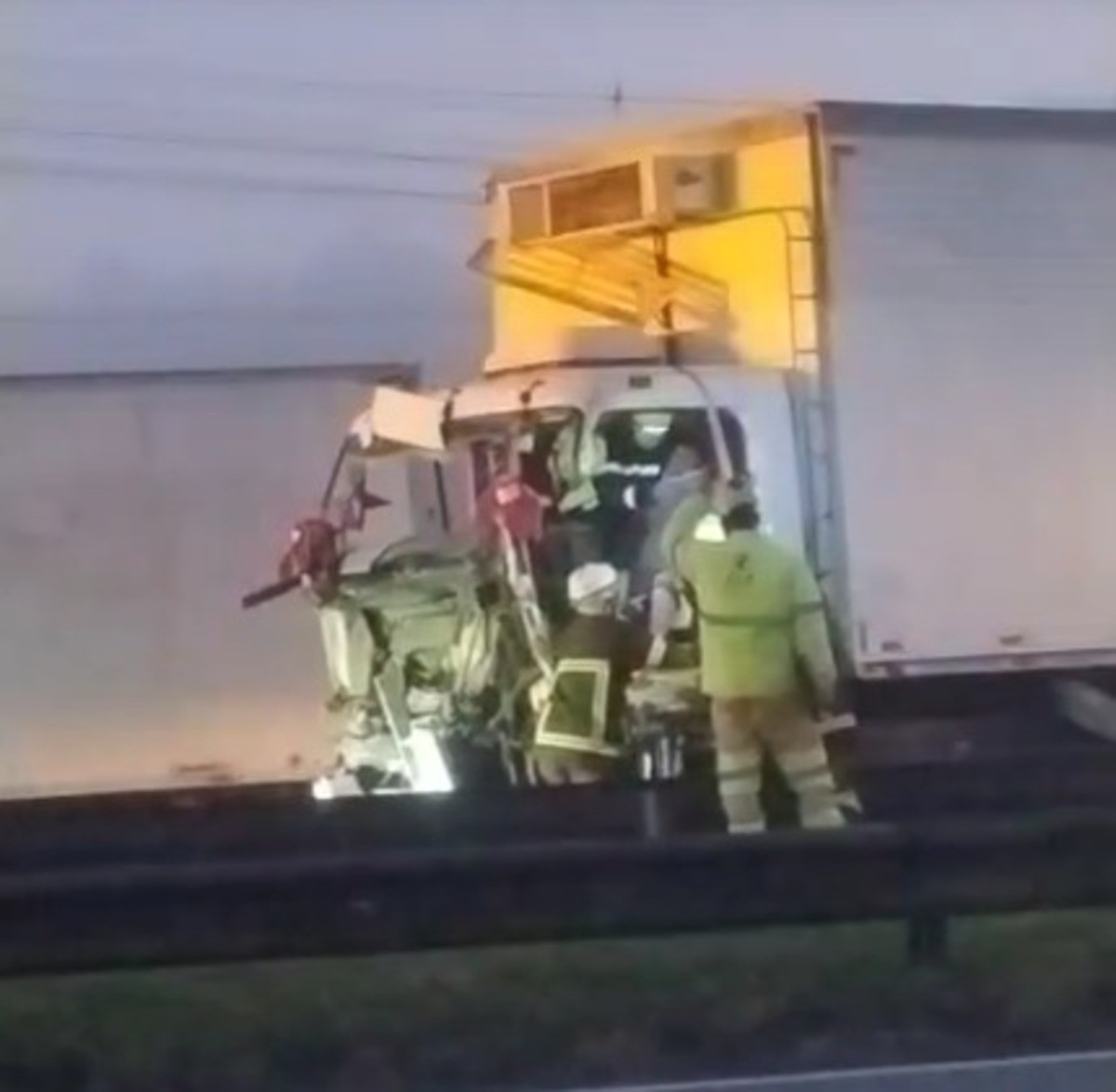 Acidente entre dois caminhões deixa feridos em Resende 