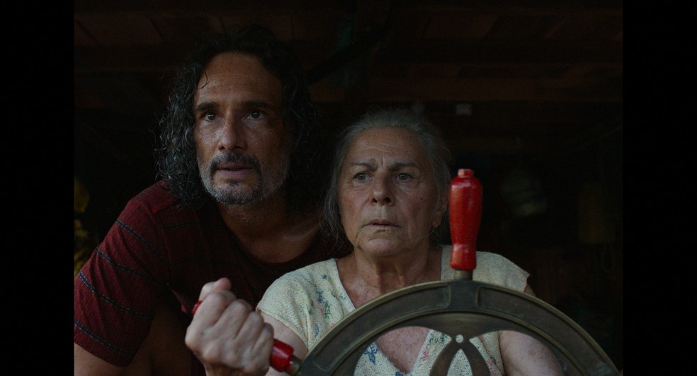 Rodrigo Santoro e Denise Weinberg em cena de 'O último azul' — Foto: Guilhermo Garza/Desvia