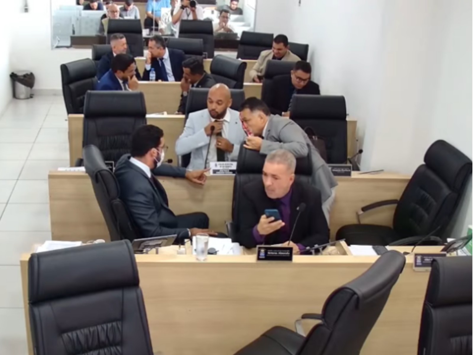 Isenção de taxas em concursos a pessoas com fibromialgia, limite de emendas, e mais: veja projetos aprovados em Rio Branco