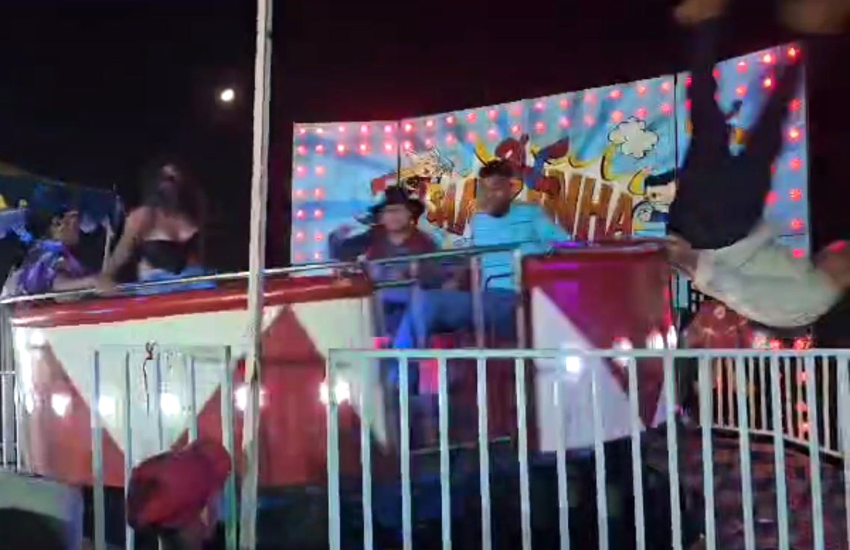 Homem fica ferido ao cair de brinquedo em movimento no rodeio de Cruz das Posses; vídeo