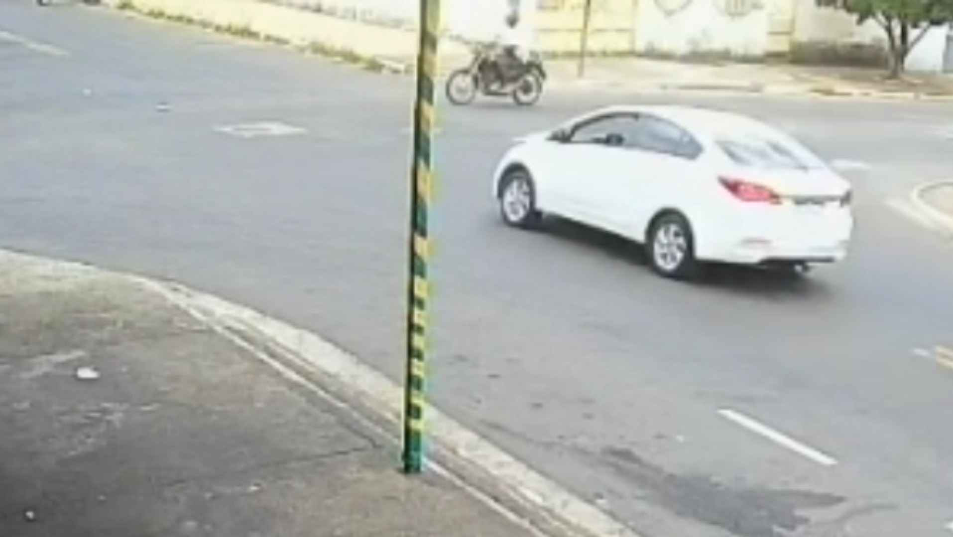 VÍDEO: Motociclista avança placa de pare e bate em carro em Governador Valadares