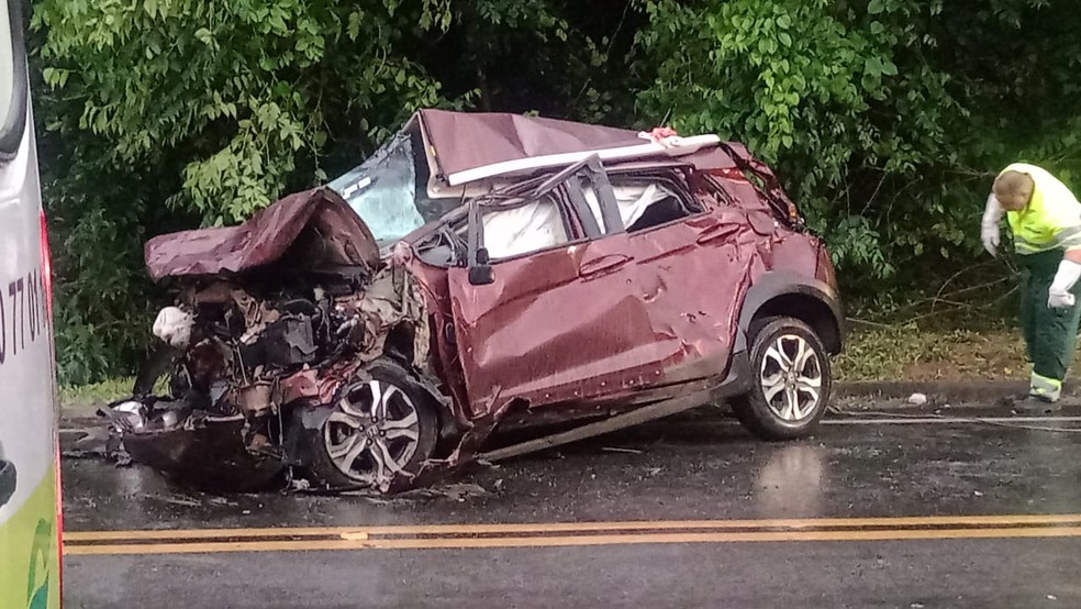 Dois carros e duas carretas se envolveram em acidente na BR-101 em Presidente Kennedy, Espírito Santo — Foto: Reprodução/Redes sociais