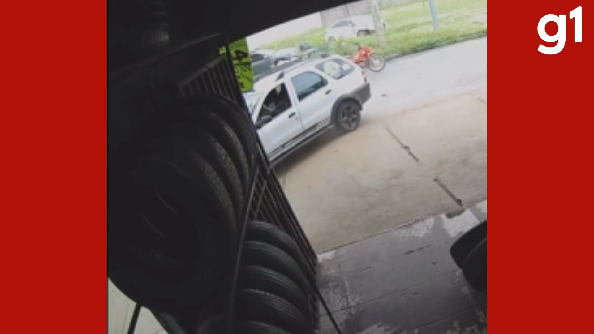 Vídeo: motociclista morre após bater em carro que entrava em borracharia em Cuiabá