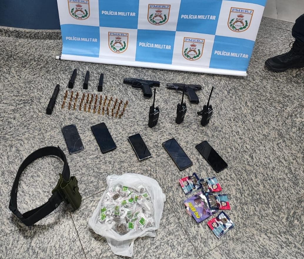 Dois jovens e homem são presos com armas e drogas em Resende
