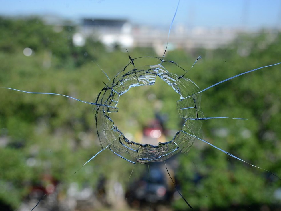 Foto de arquivo de vidro de janela atingido por bala perdida no Rio de Janeiro. — Foto: Tânia Rêgo/Agência Brasil