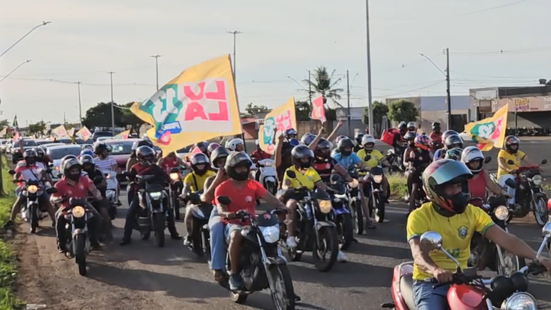 Apoiadores de Lula fazem carreata em Uberaba
