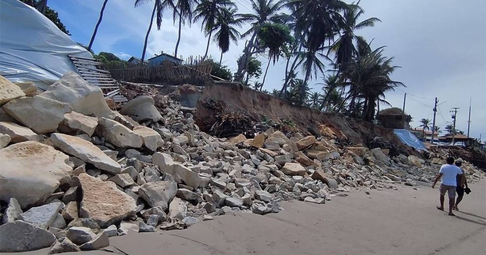Obras de contenção feitas pelos moradores para conter avanço do mar em Icapuí — Foto: Associação de Moradores de Peroba