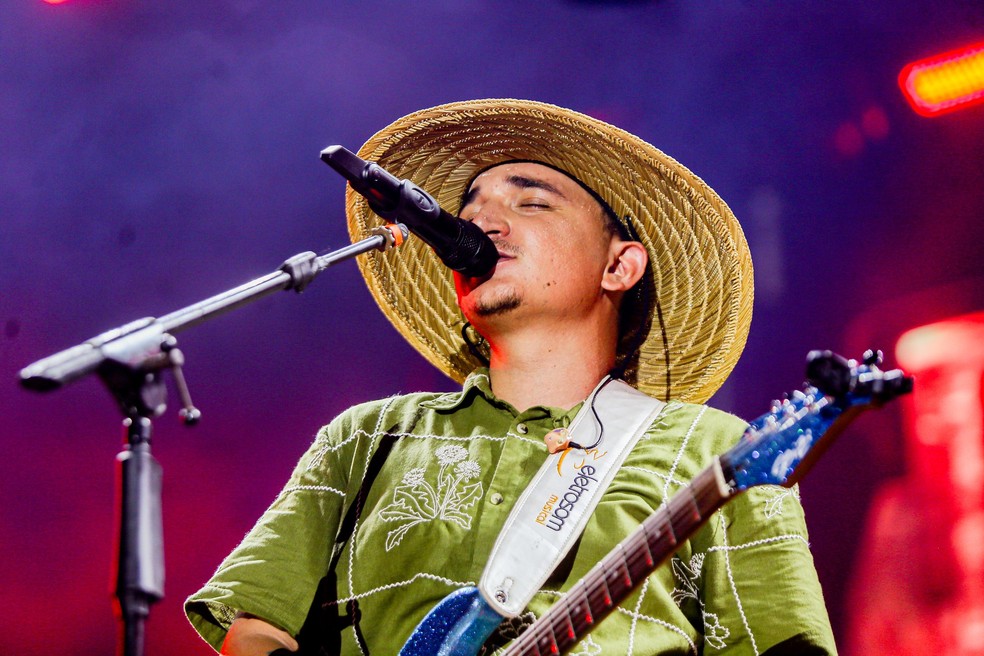 João Gomes cantou no Palco do Marco Zero do Recife na programação da sexta-feira de carnaval — Foto: Kleyvson Santos/PCR/Divulgação