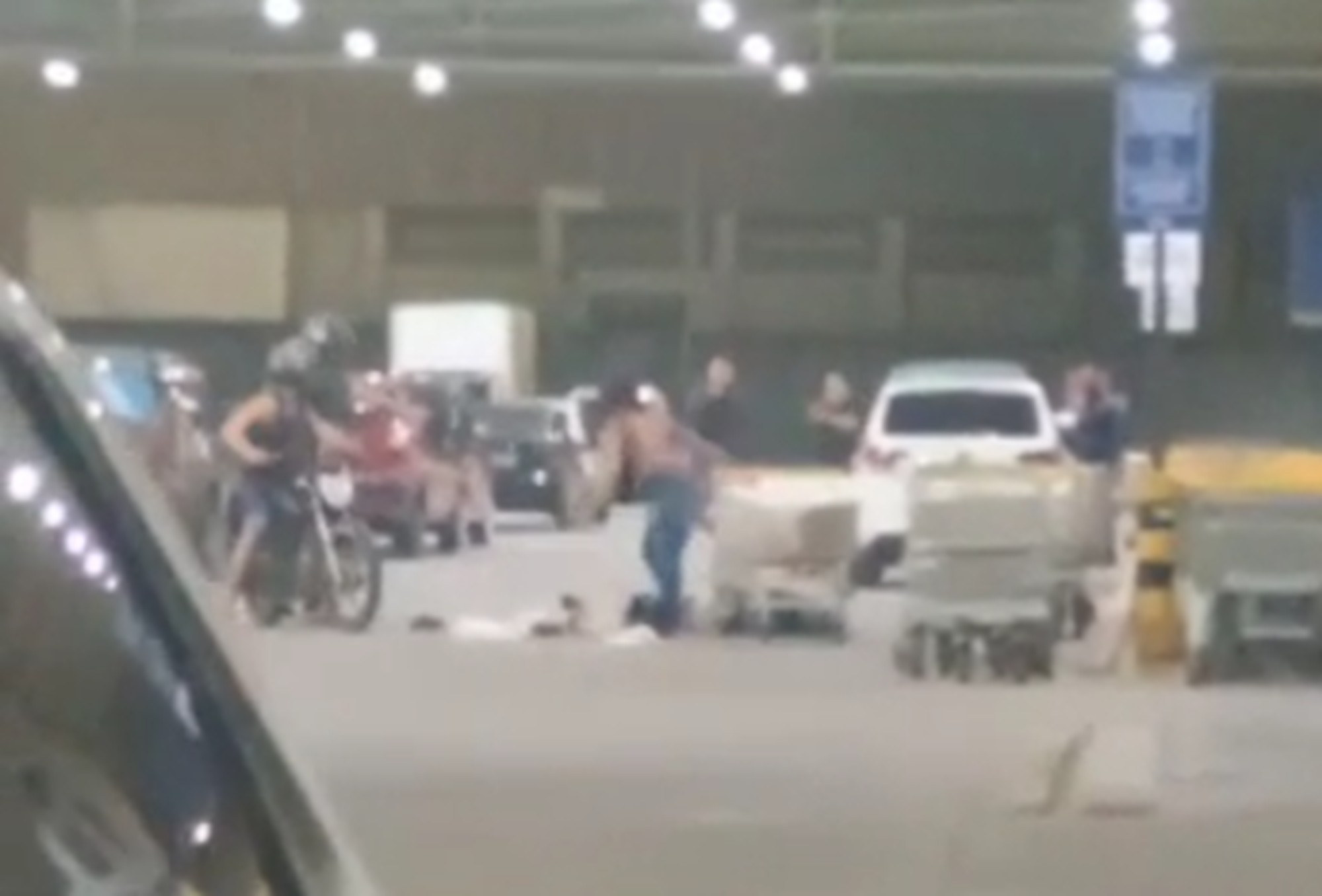 Vídeo mostra tiroteio no estacionamento de supermercado em que homem morreu e mulher foi baleada