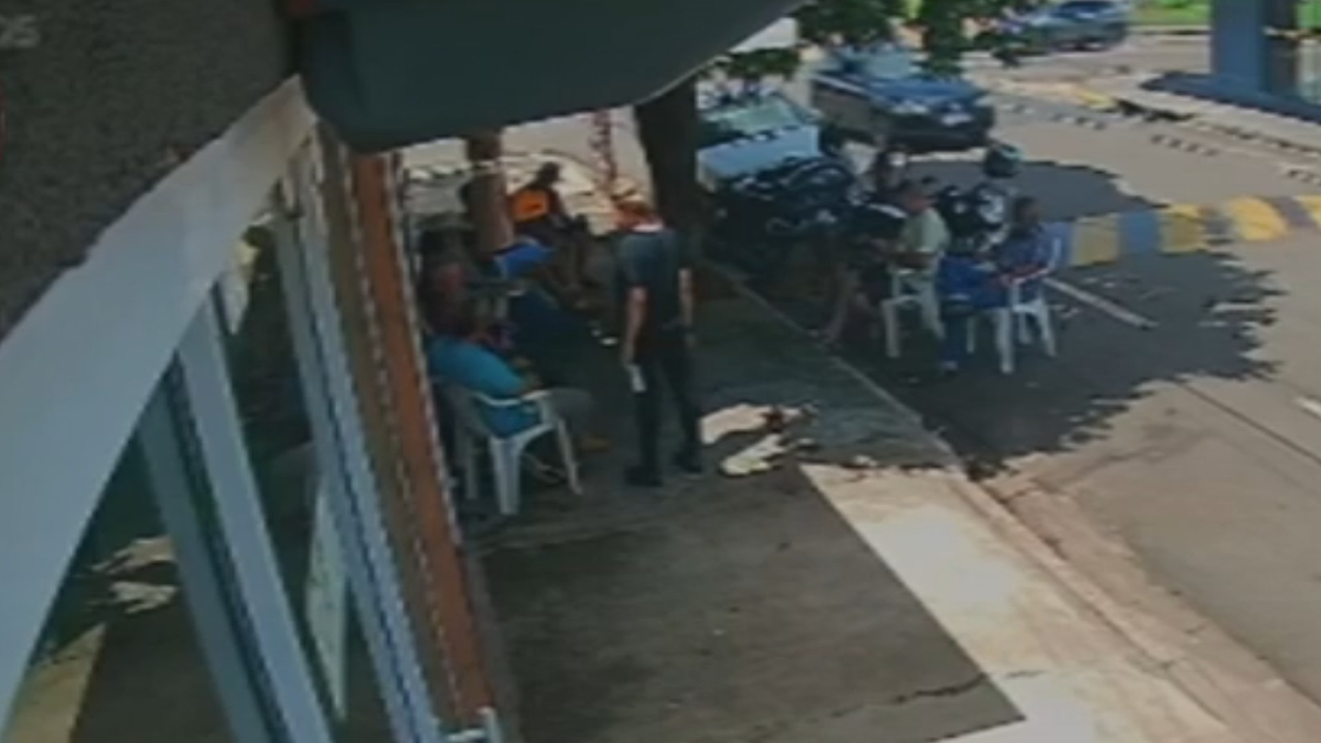 Filha e namorada são flagradas em bar após matar pai a facadas: 'sem remorso', diz delegada