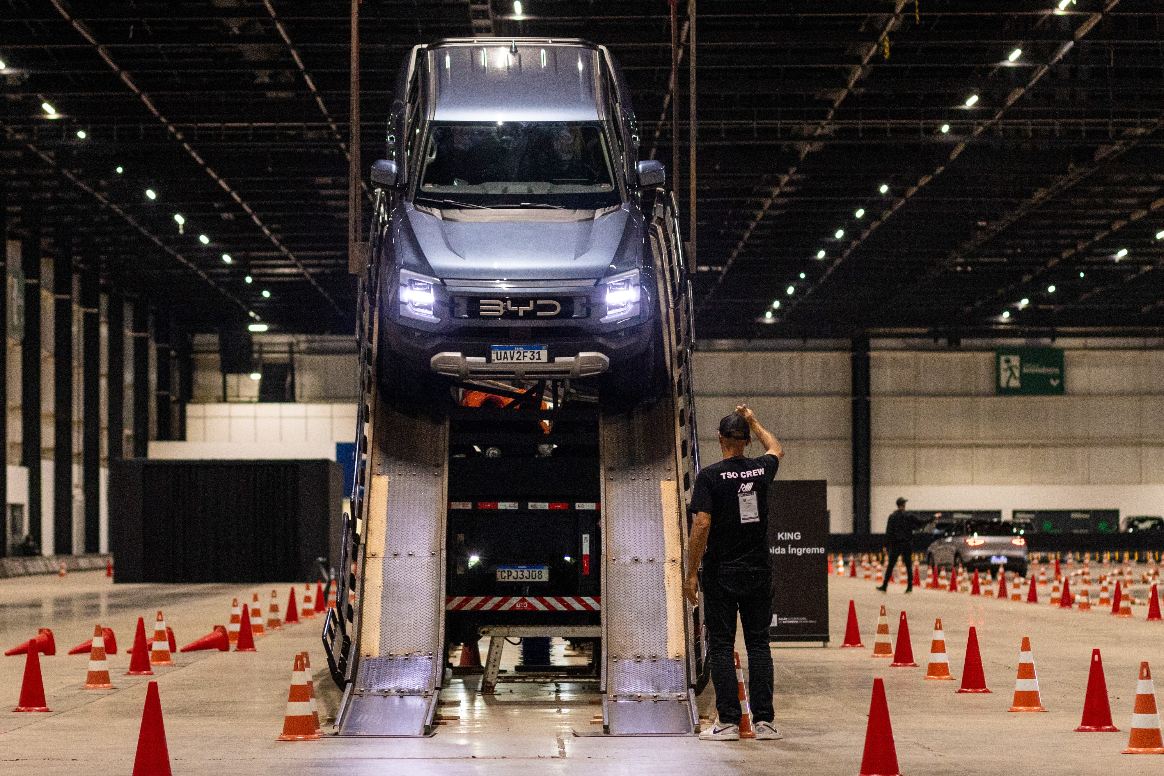 Salão do Automóvel 2025: público aprova test-drive do evento, apesar de ser limitado a 25 km/h; VÍDEO