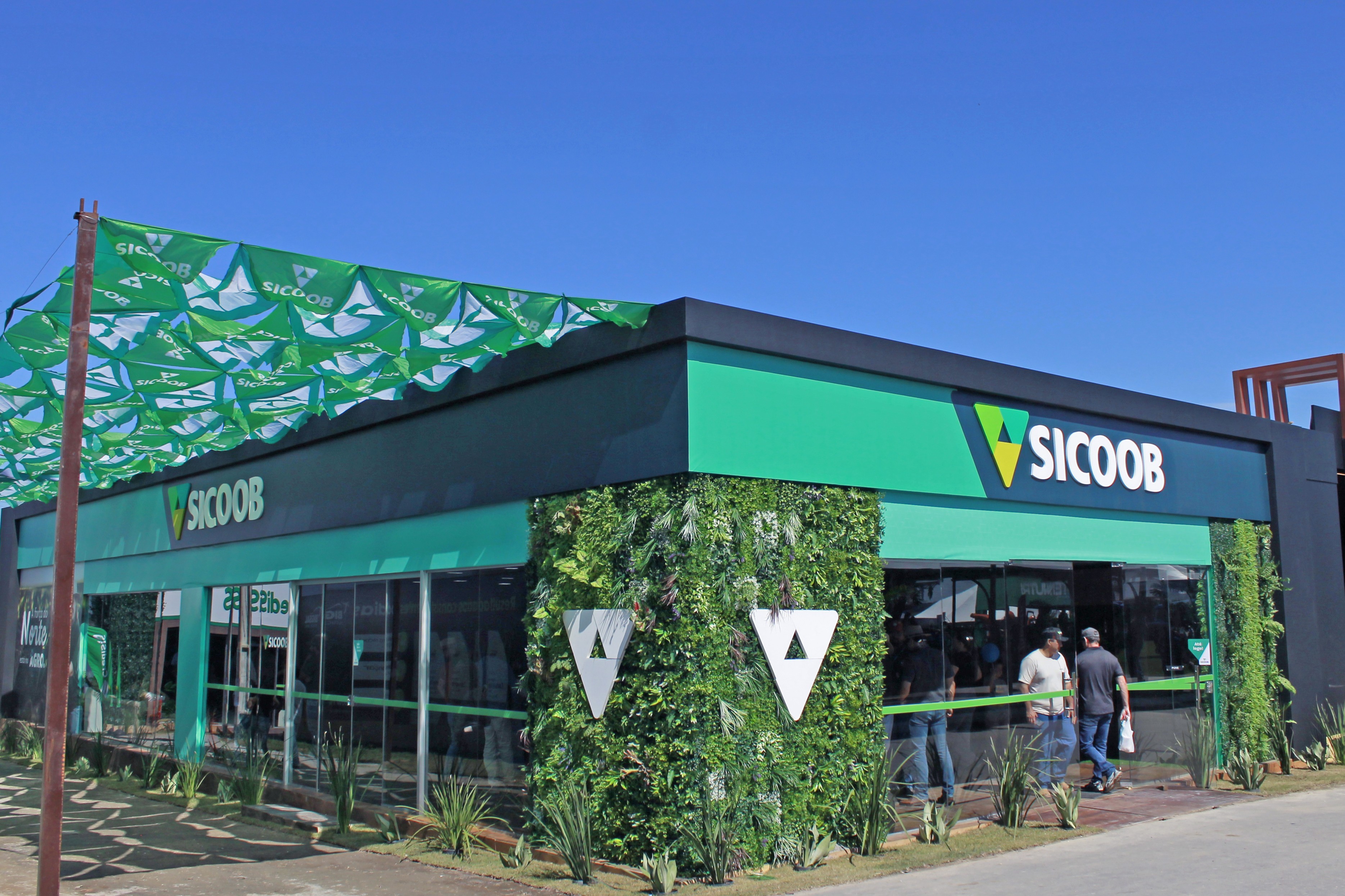Sicoob Fronteiras fortalece relacionamento com cooperados na Rondônia Rural Show