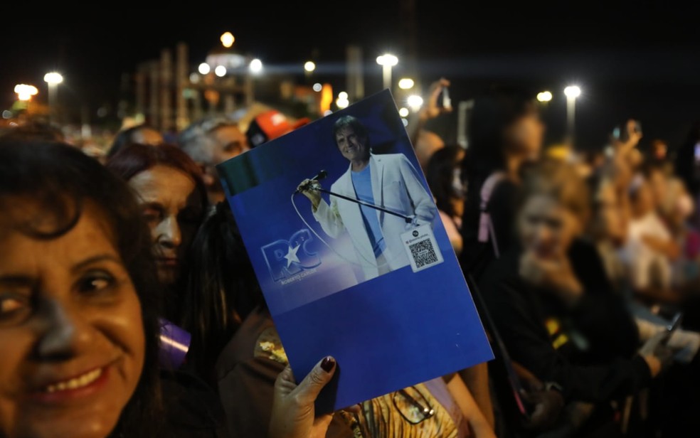 Fs no show de Roberto Carlos, em Trindade  Foto: Diomcio Gomes/O Popular