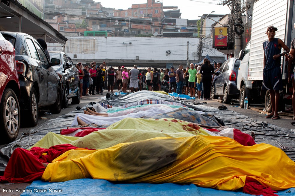 Corpos enfileirados na Praça São Lucas — Foto: Betinho Casas Novas/TV Globo