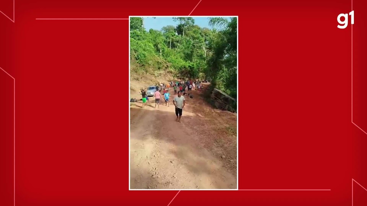Ônibus com trabalhadores da Coomflona tomba após descer ladeira de ré; há feridos
