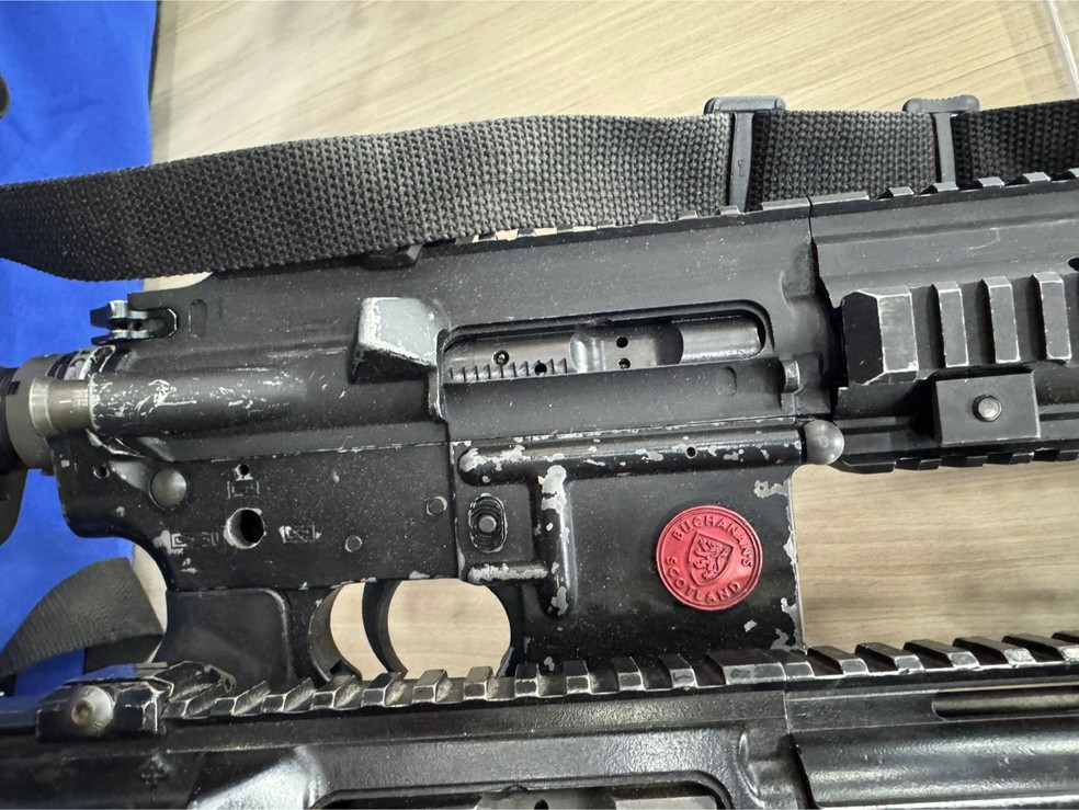 Fuzil com peça da Escócia — Foto: Rafael Nascimento/g1 Rio