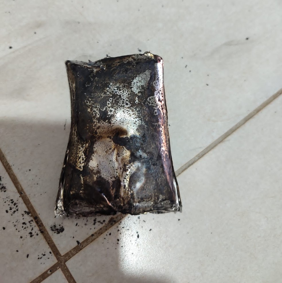 Celular do cantor ficou destruído após pegar fogo em assistência técnica  Foto: Arquivo pessoal