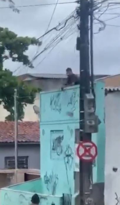 Motorista bate carro em poste e sobe em telhado de casa para fugir da polícia em Campina Grande