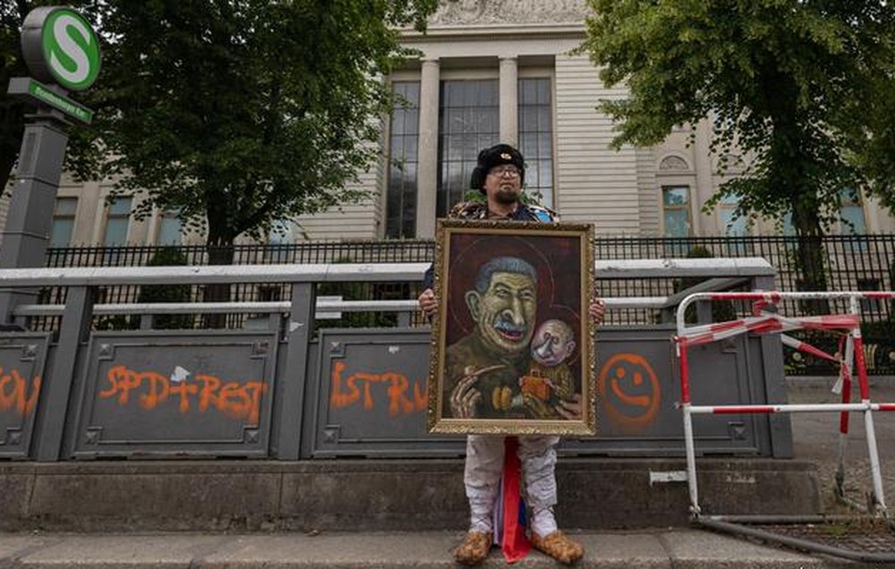 Artista russo crítico ao governo de Putin é assassinado a tiros na Polônia