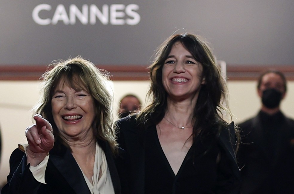 Jane Birkin e Charlotte Gainsbourg  posam antes da exibição do filme 'Jane by Charlotte' em Cannes — Foto: Reuters/Gonzalo Fuentes