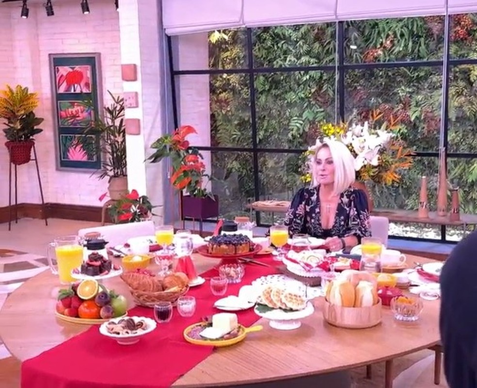 Ana Maria Braga conta o que acontece com as comidas do "Mais Você" após a gravação do programa — Foto: Giaccomo Voccio/g1