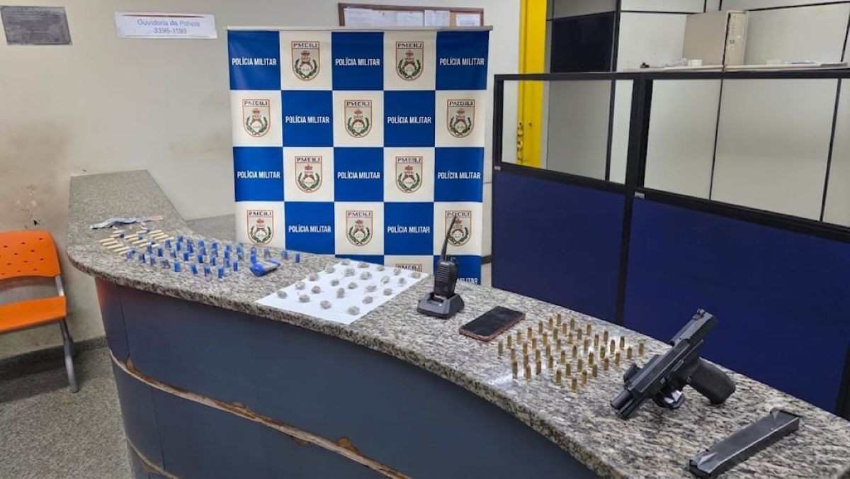Homem apontado como líder do tráfico é preso com arma e drogas em Barra Mansa