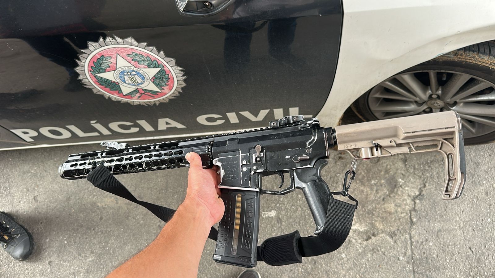 Homem é preso com fuzil após troca de tiros com a polícia em Duque de Caxias