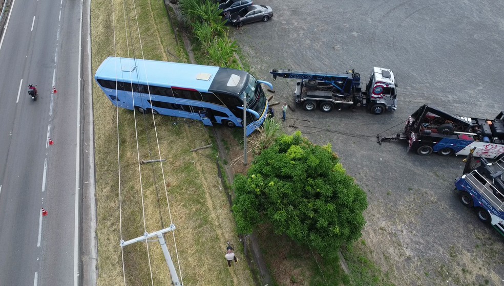 Ônibus perde freio, atinge cerca de arame e desliza em barranco da Campinas-Monte Mor , em Campinas — Foto: Johnny Inselsperger/EPTV