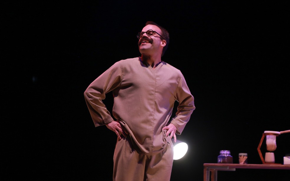 O escritor, ator e professor de teatro Arthur Baldin encena o monólogo em Ribeirão Preto — Foto: Tayne Zerbetto