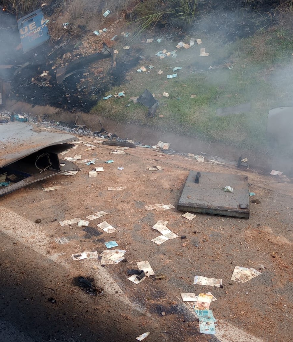 Notas de dinheiro caídas em rodovia após ataque a carro-forte em Cosmópolis — Foto: Arquivo pessoal