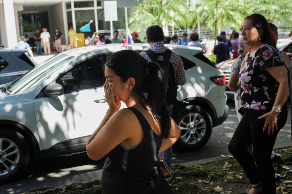 Pessoas saem às ruas na Cidade do Panamá após o terremoto de magnitude de 7,7 que atingiu o país em 9 de outubro de 2026. — Foto: Enea Lebrun/ Reuters