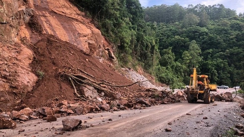 Deslizamento bloqueia ERS-400 entre Candelária e Sobradinho, Rio Grande do  Sul