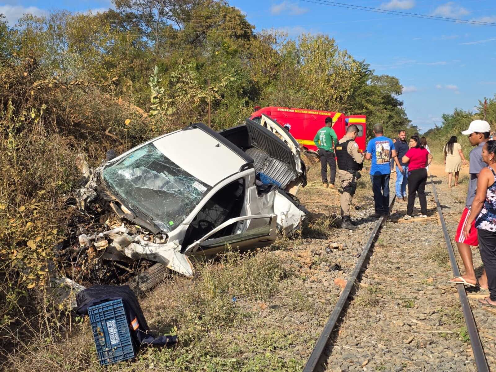 Homem fica ferido após carro ser arrastado por um trem em Nova Porteirinha
