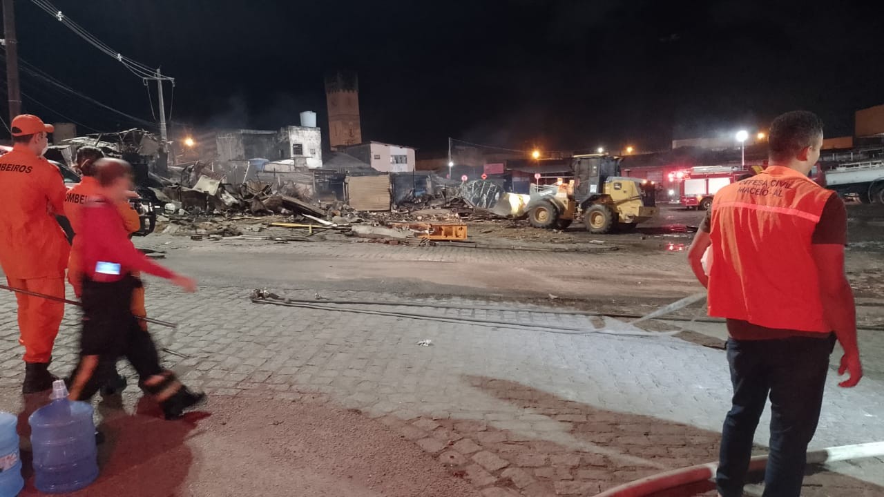Incêndio destrói cerca de 50 barracas no Mercado da Produção em Maceió; VÍDEO