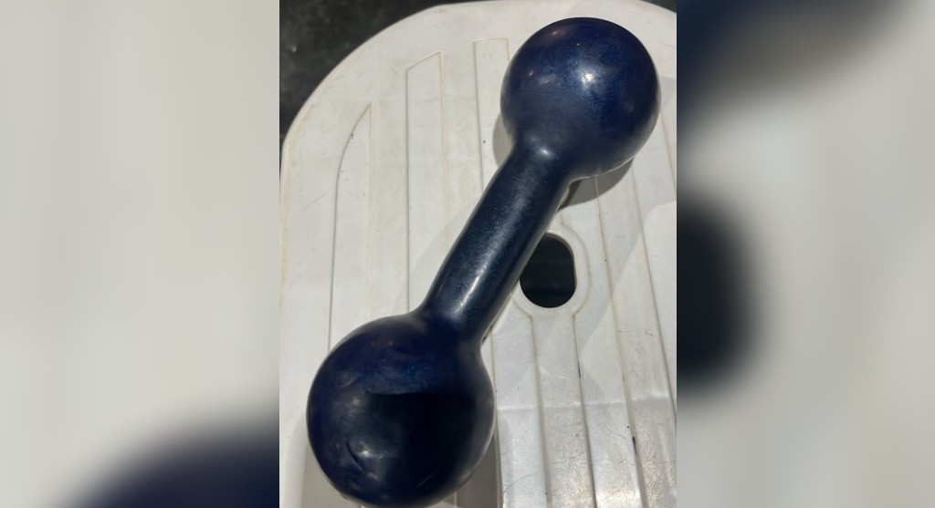 Personal trainer desmaia após ser golpeado na cabeça com peso de academia por aluno no interior de SP