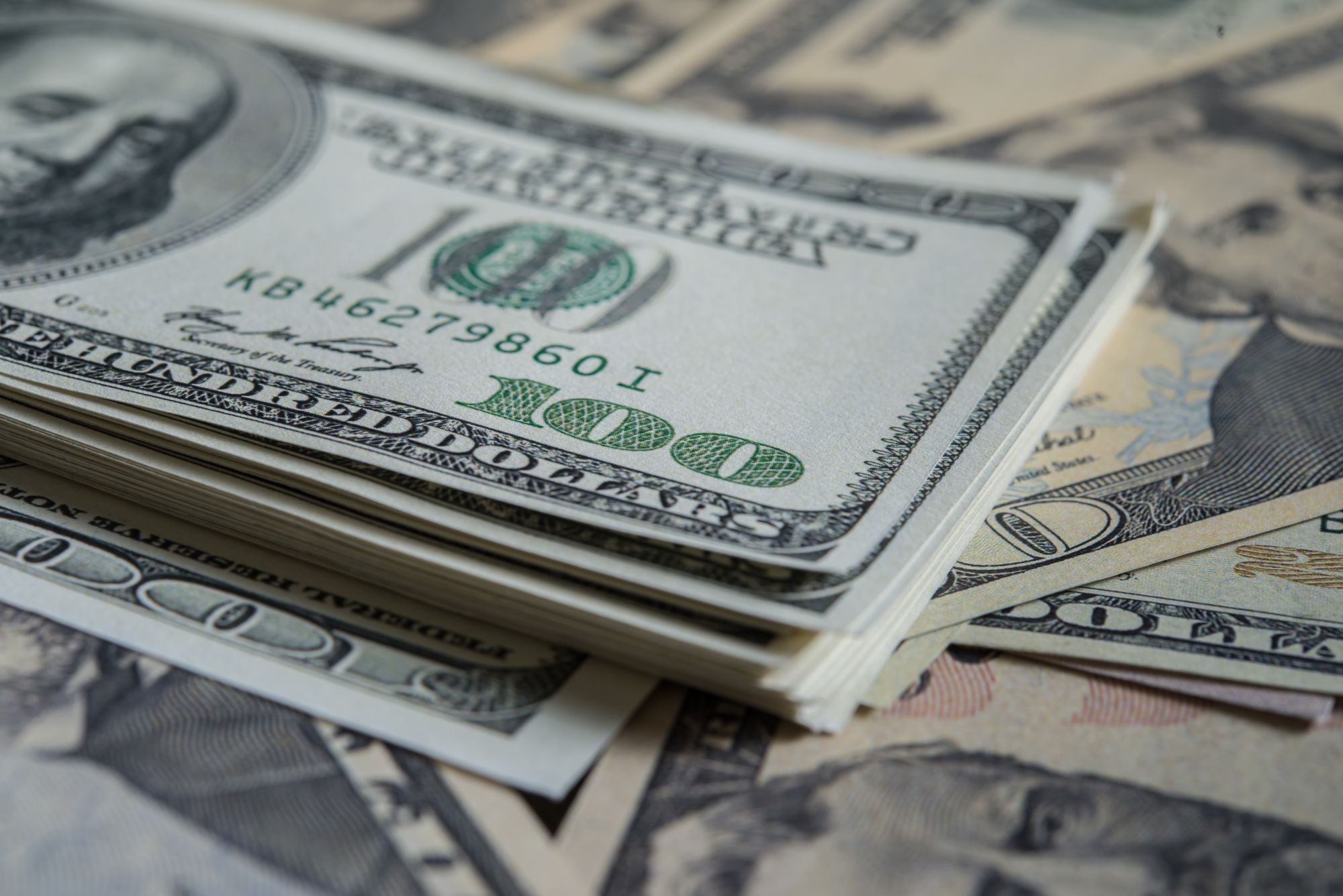 Dólar abre em alta de olho na dívida pública e em nova pesquisa eleitoral