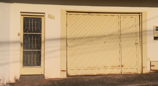 Casa onde mulher foi assassinada pelo marido em Caconde &mdash; Foto: Leandro Vicari/EPTV