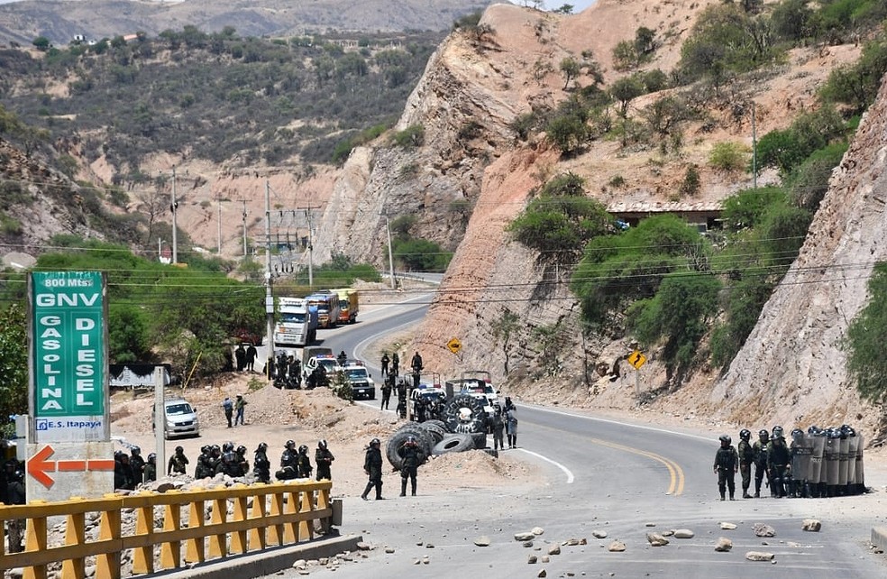 Manifestantes e policiais se enfrentam após apoiadores de Evo Morales bloquearem rodovia em Paratoni, em 14 de outubro de 2024. — Foto: Kawsachun Coca/ AFP