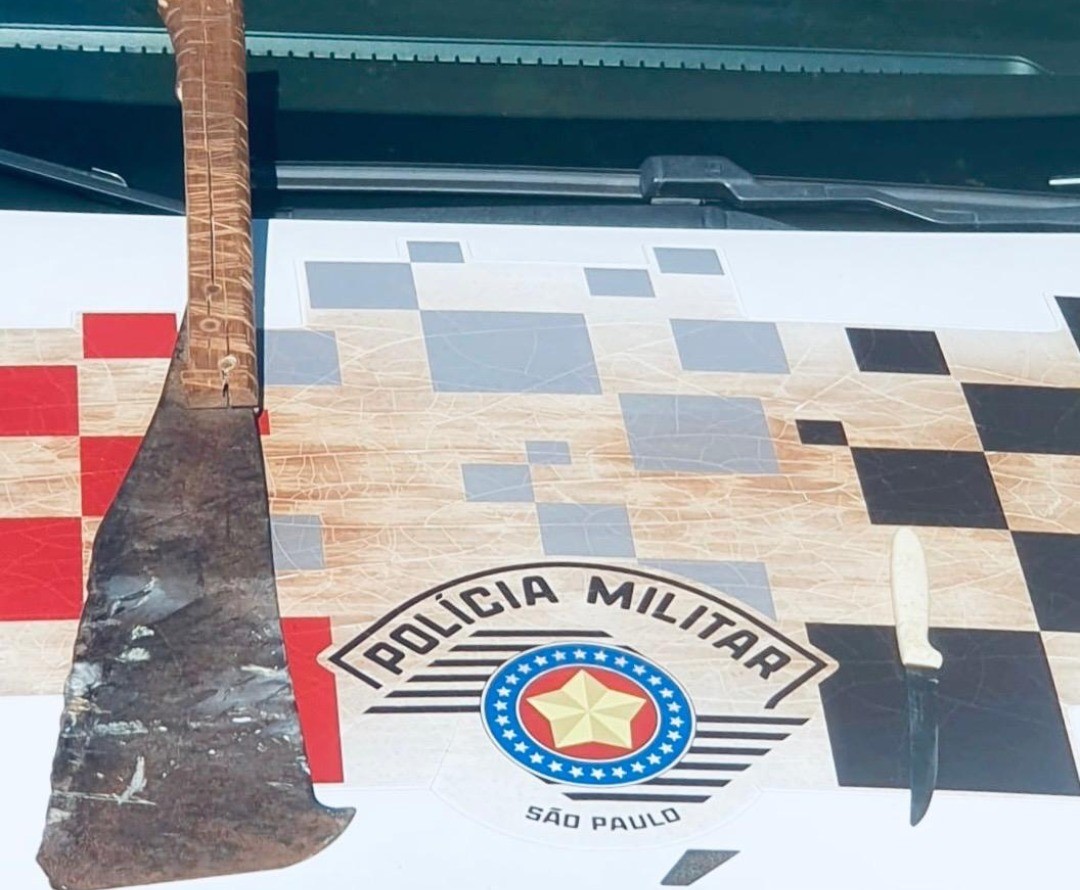 Homem é preso por tentativa de feminicídio após ameaçar idosa e esposa com facão em Rosana 