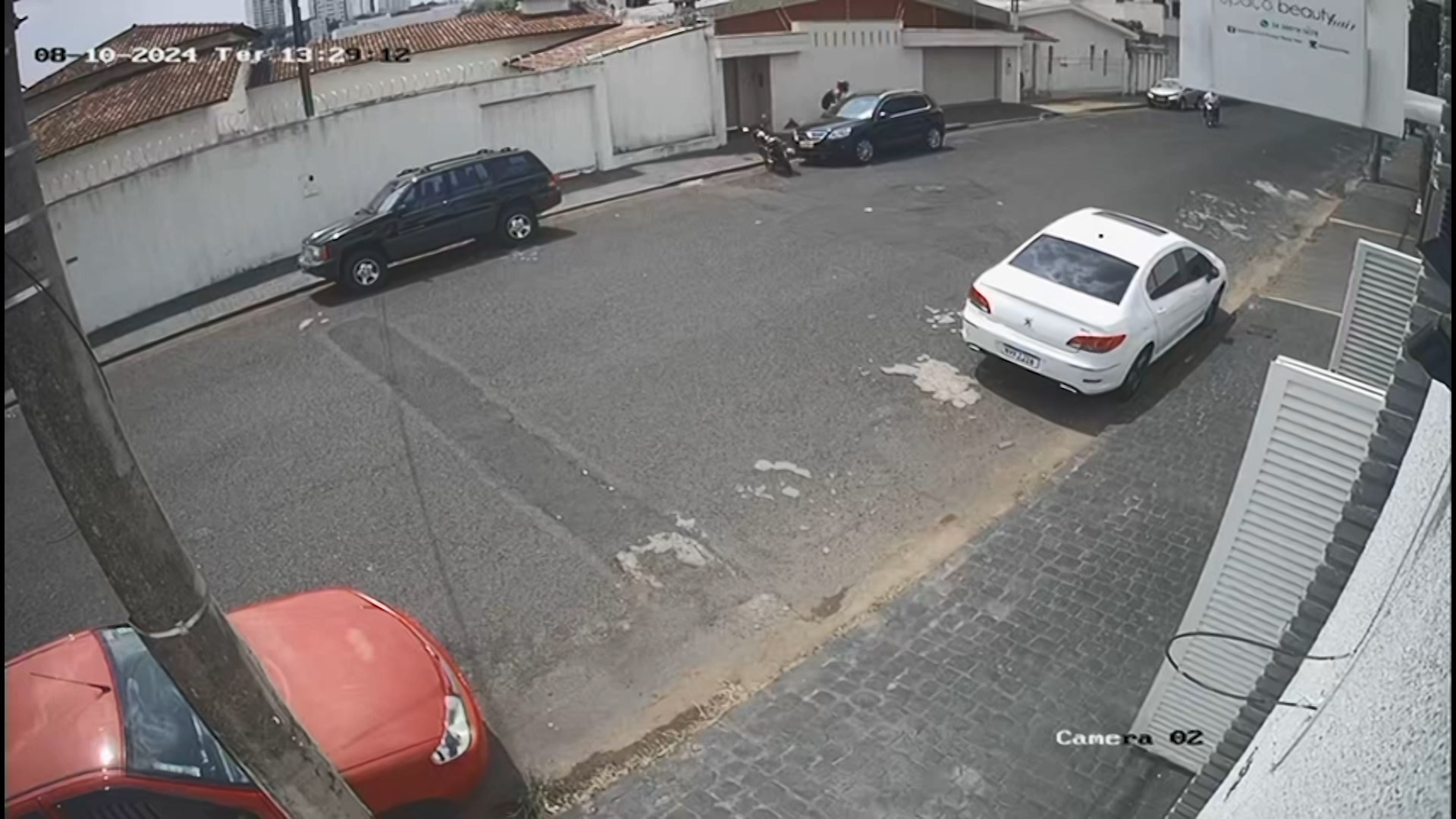 VÍDEO: Em ação coordenada, dupla quebra vidro de carro e leva semijoias avaliadas em R$ 30 mil em MG