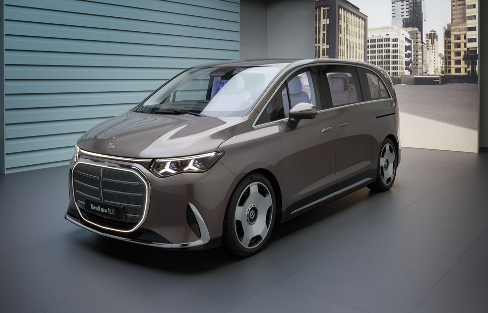Minivan de R$ 7,7 milhões da Mercedes aposta em conforto de limousine e tecnologia de ponta