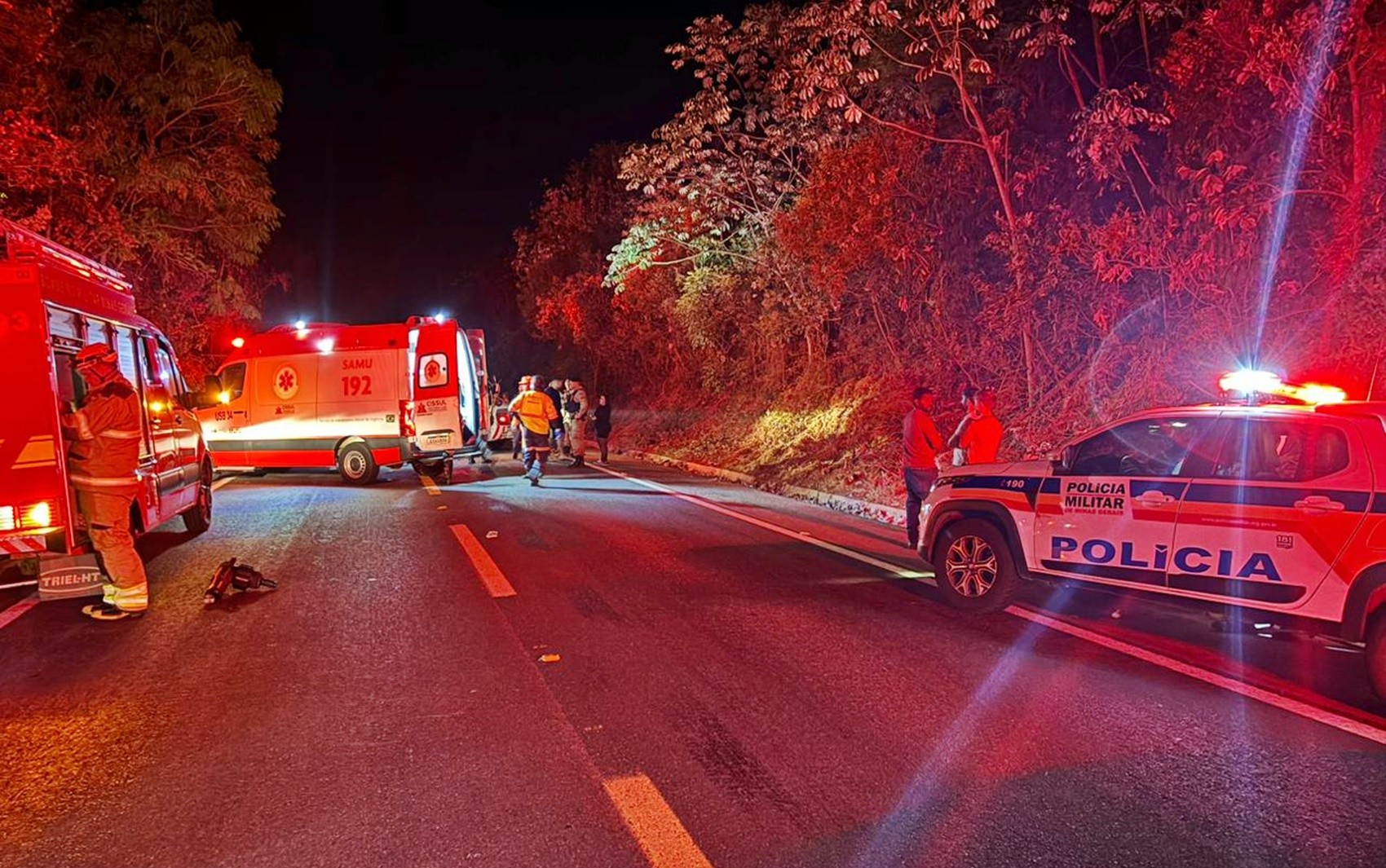 Motorista morre e três ficam feridos após batida entre carros na MG-167, em Três Pontas, MG