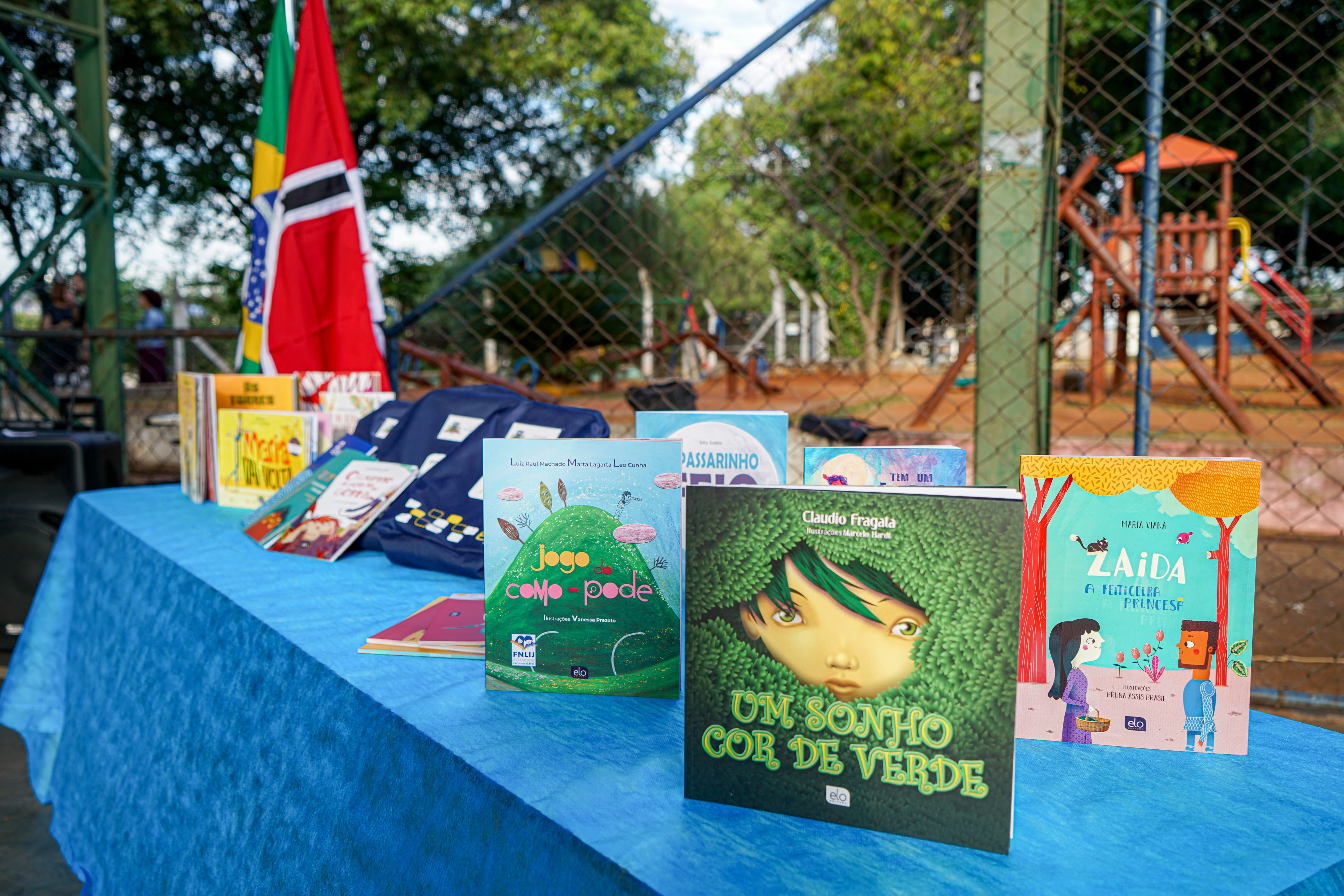 Educação distribui mais de 160 mil livros para alunos de escolas municipais