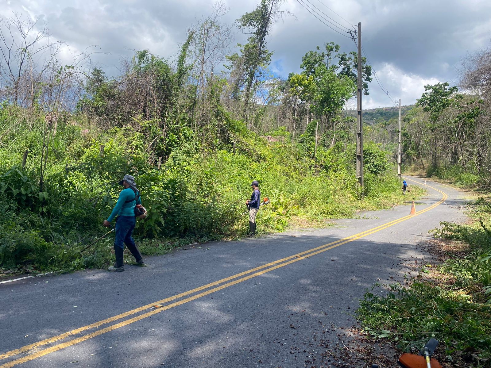 Grupo de moradores limpa e tampa buracos em estrada que dá acesso ao Tepequém, principal ponto turístico de Roraima