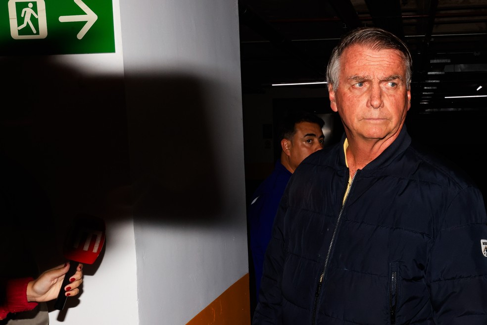 O ex-presidente da República, Jair Bolsonaro, deixa a sede do Partido Liberal (PL), em Brasília, para ir para casa devido às medidas restritivas impostas pelo Supremo Tribunal Federal (STF), nesta sexta-feira 18 de julho de 2025. — Foto: Wilton Junior/Estadão Conteúdo