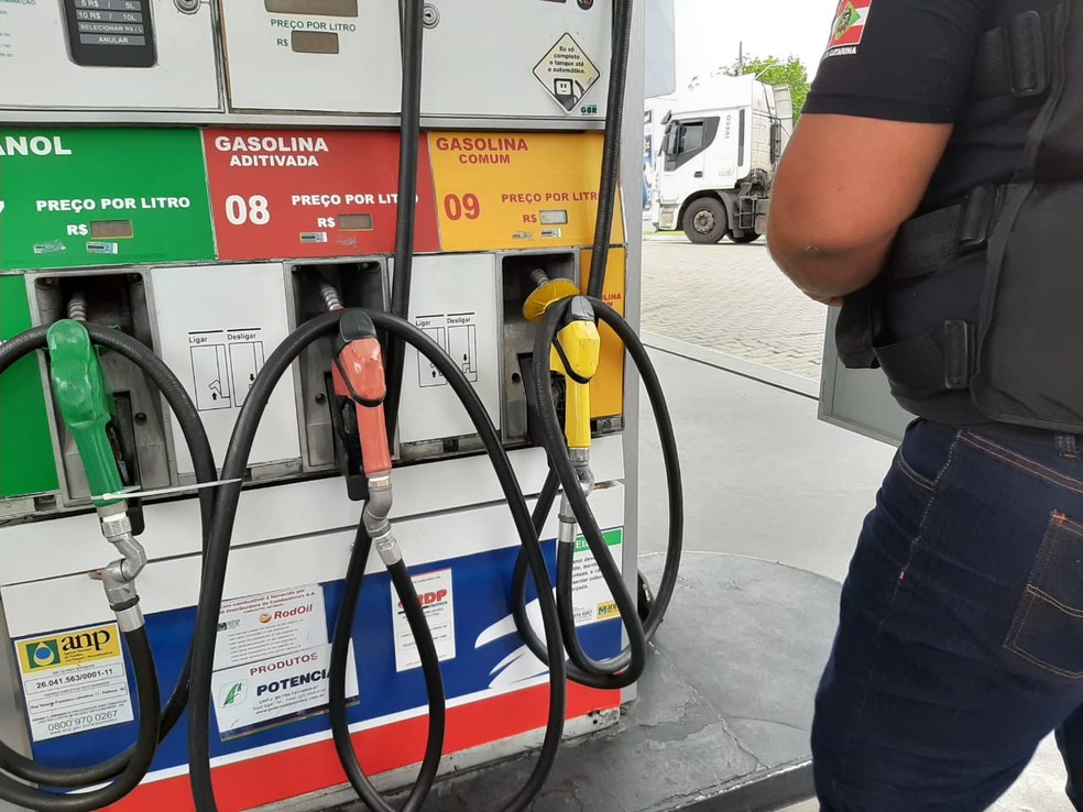 Posto de combustível na Grande Florianópolis é interditado durante fiscalização | Santa Catarina | G1