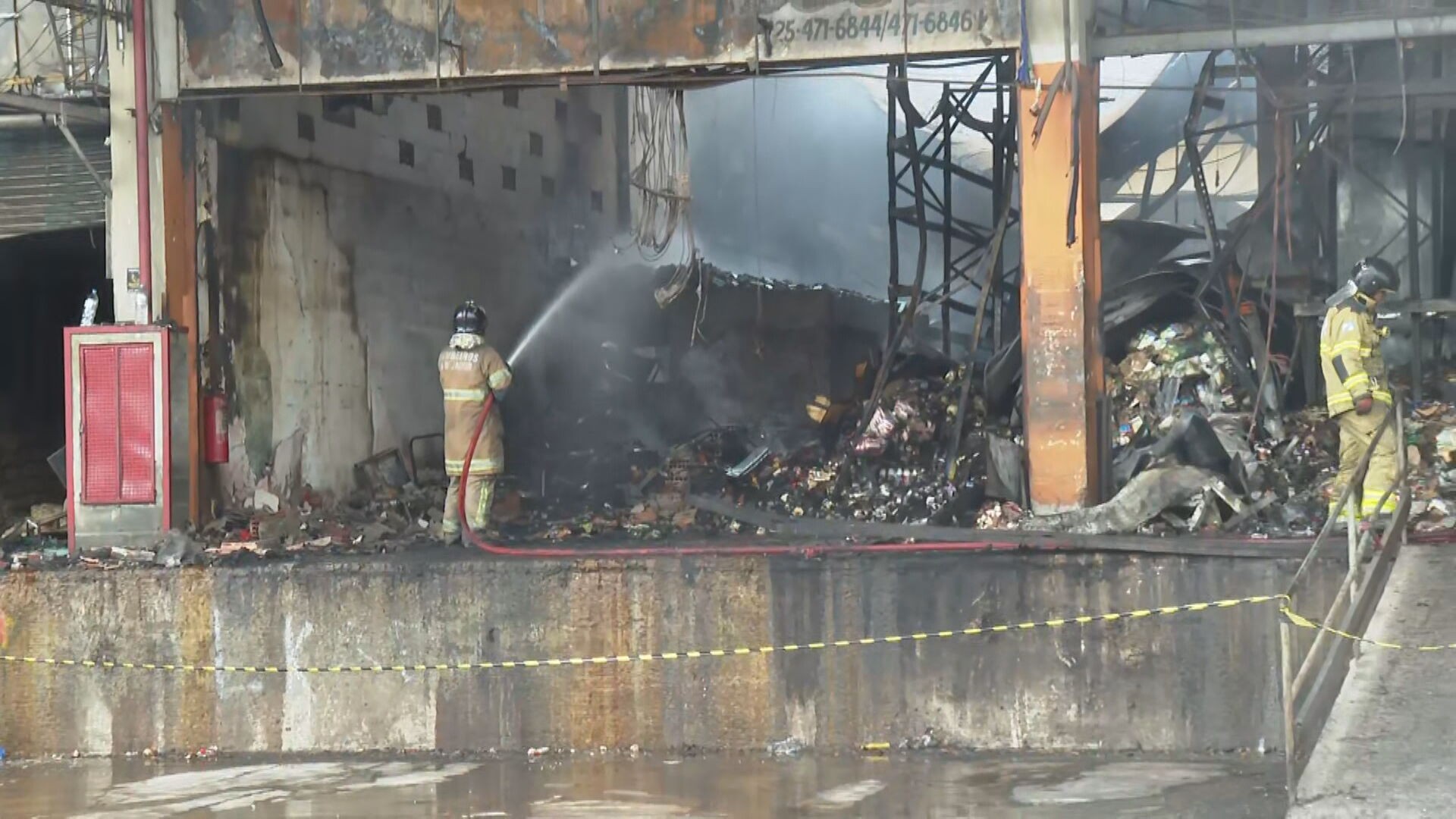 Fogo na Ceasa: combate a focos já dura 30 horas; pavilhão segue parcialmente interditado