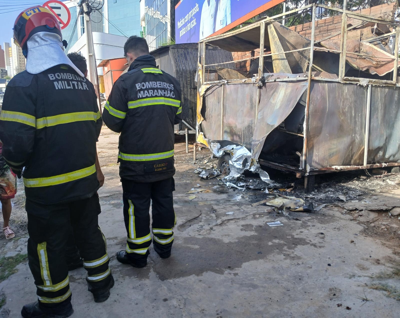 Trailer de rua pega fogo no bairro Renascença em São Luís; vídeo registrou incêndio